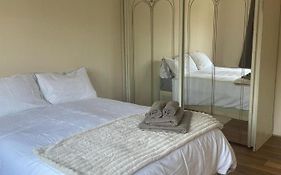 Single And Doubles Rooms Close To Central London